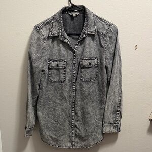 Rubbish Women's Acid Wash Button-Down Shirt - Black & Gray
